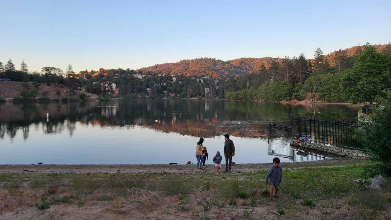 Además, en la zona del lago se está construyendo un área para acampar que estará lista 
<a href="https://www.lakegregory.com/" target="_blank">posiblemente en el 2023. </a>