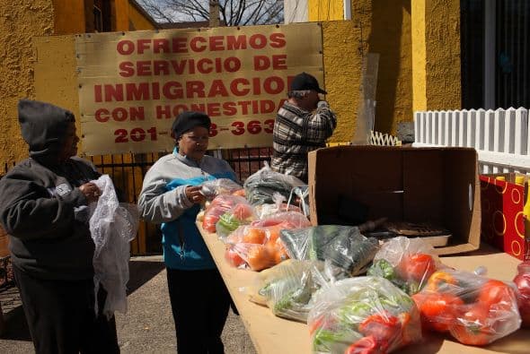 Alrededor del 42 por ciento (4.2 millones) de los latinos elegibles y sin seguro tienen ingresos familiares menores que el 100 por ciento del Nivel de Pobreza Federal (FPL, por sus siglas en inglés), y casi la mitad de estas personas (2 millones) vive en estados sin expansión de Medicaid.