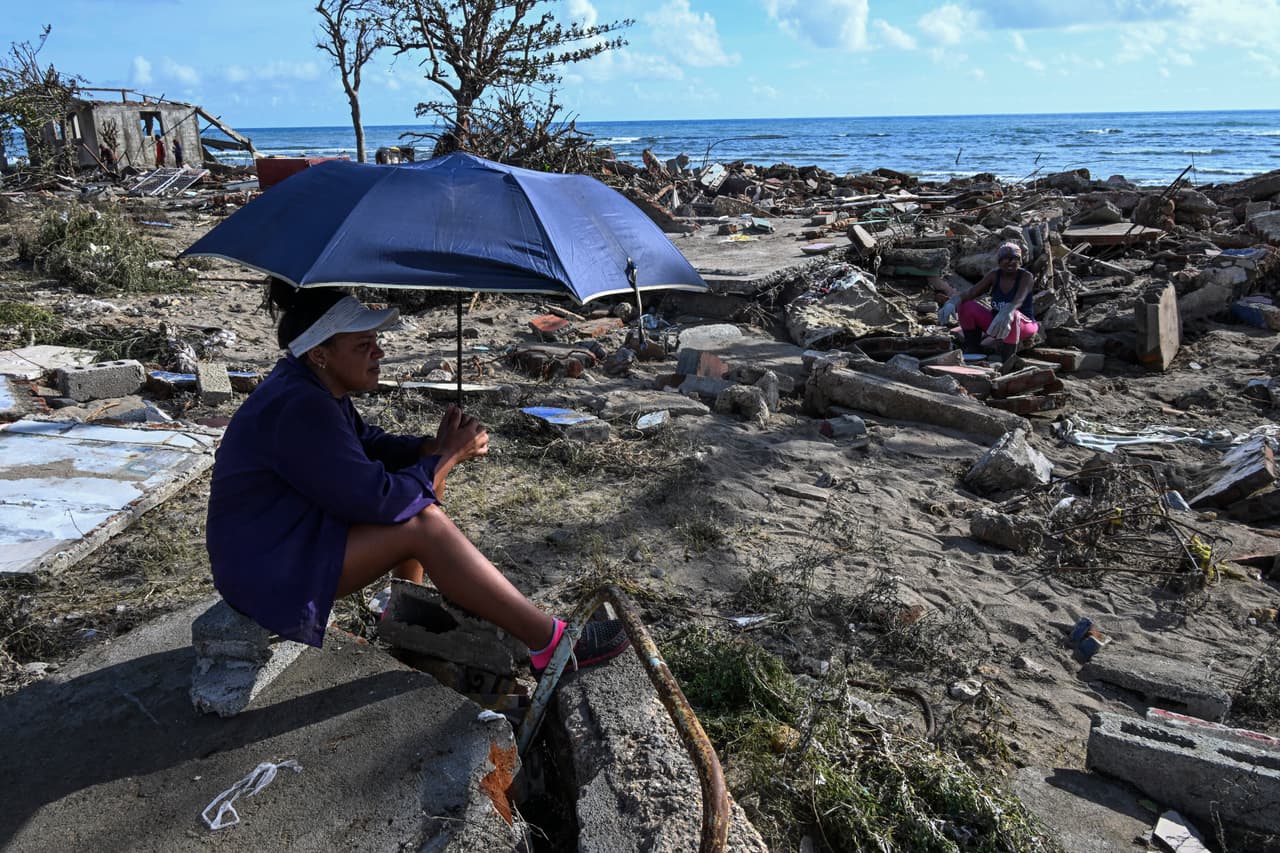 <b>Cuba</b>
<br>Residentes descansan entre los escombros de una casa dañada tras el paso del huracán Melissa en la aldea de Boca de Dos Ríos, provincia de Santiago de Cuba, Cuba, el 30 de octubre de 2025.