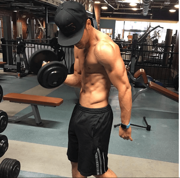 Esos brazos y abdomen no son fáciles de conseguir.