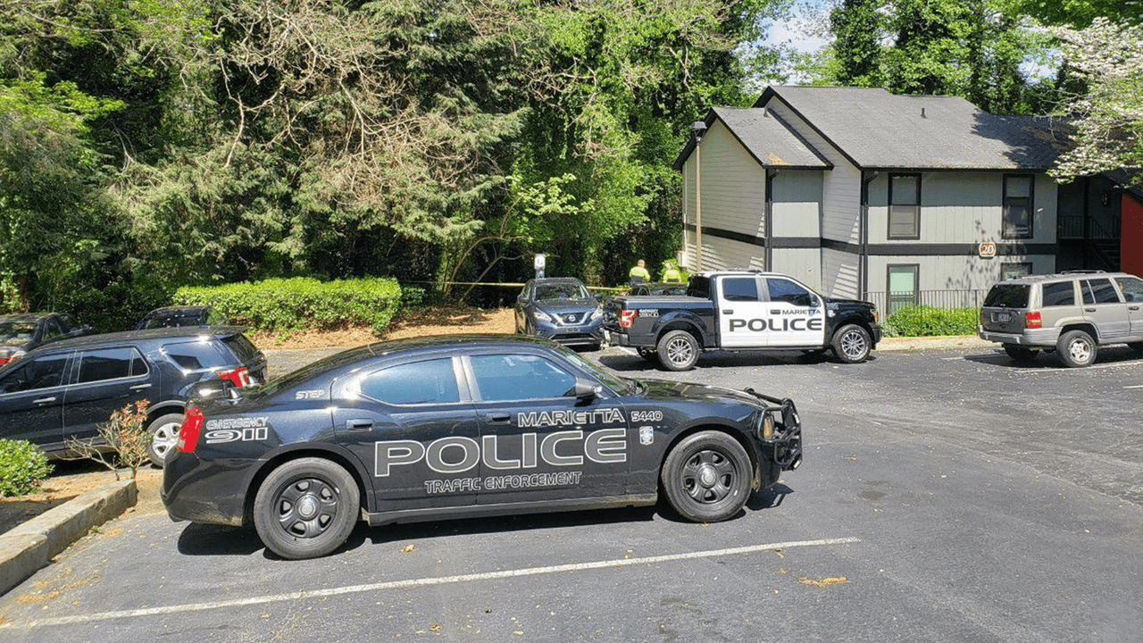 Janina Valenzuela fue hallada muerta el jueves por la mañana detrás de una vivienda en la cuadra 1800 de Roswell Road cerca de un arroyo.