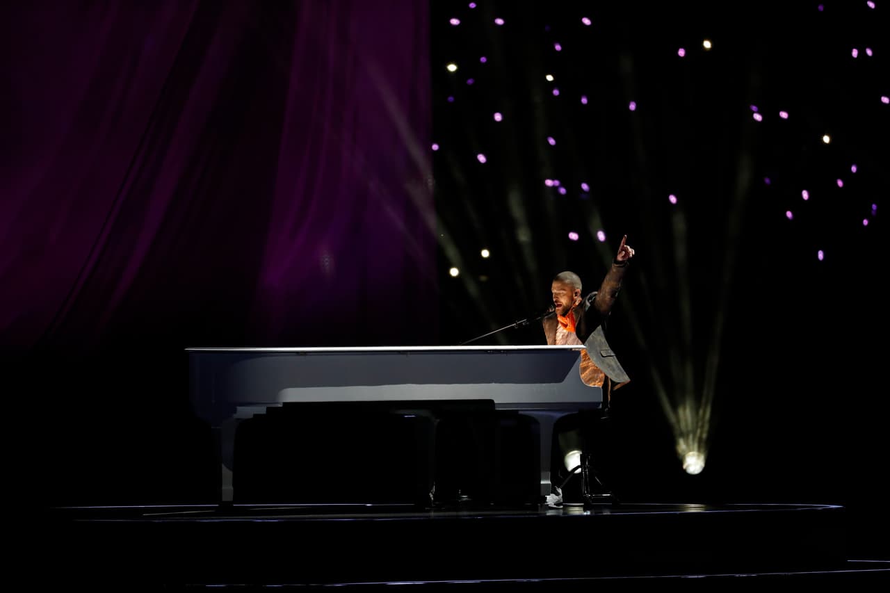 El popular cantante se presentó en el show de medio tiempo del partido entre New England Patriots y Philadelphia Eagles con sus éxitos de hoy y siempre.