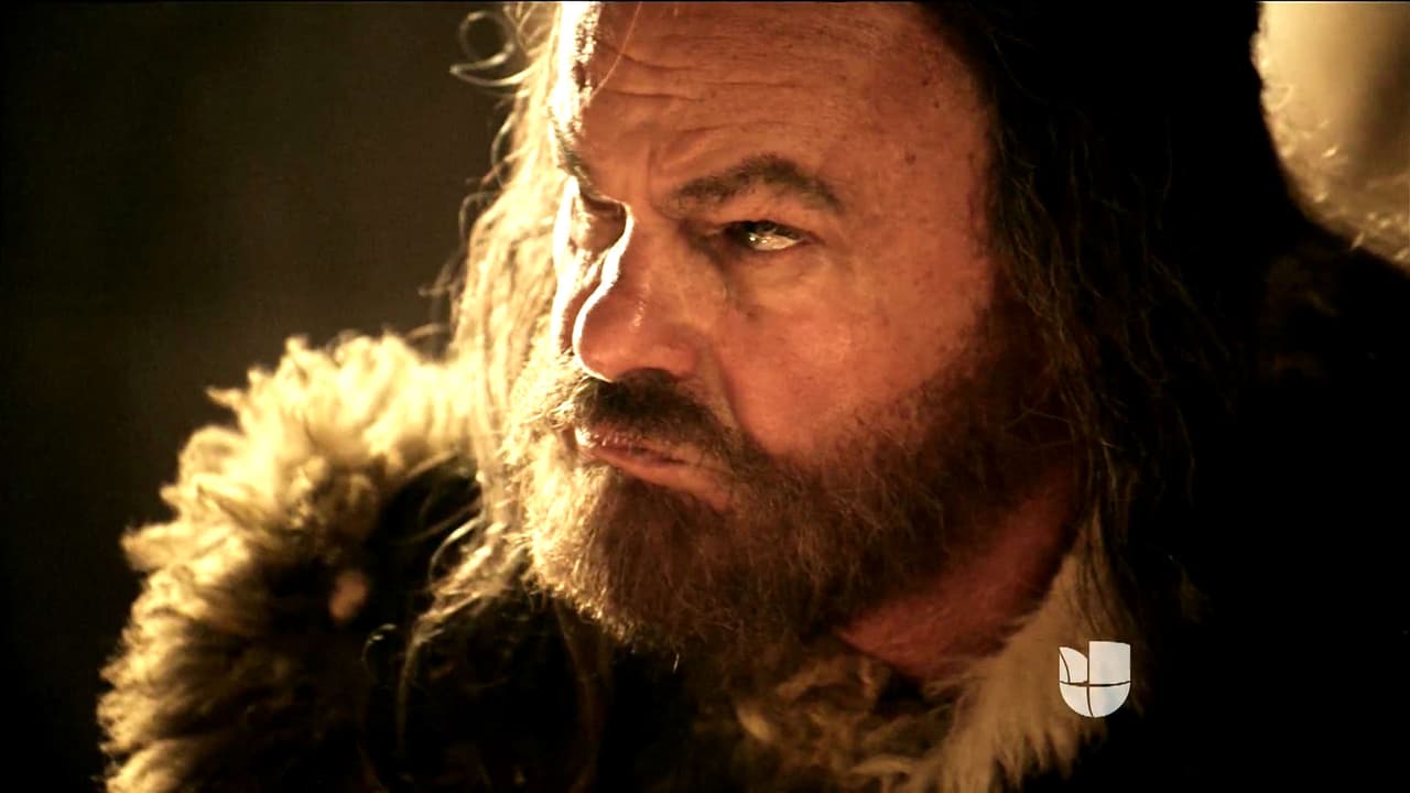 Acán se propuso como dirigente y trató de convencer a todos que en ausencia de Moisés el pueblo debería elegir a su nuevo líder. 
<b><a href="http://www.univision.com/series/la-tierra-prometida/josue-fue-nombrado-sucesor-de-moises-y-nuevo-lider-de-los-hebreos-video">Sin embargo, la palabra de Moisés se respetó y Josué fue nombrado su sucesor</a></b>.