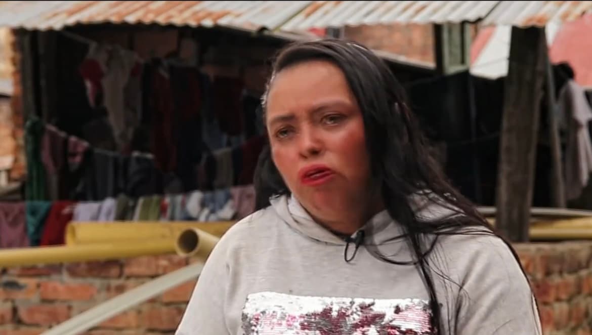 “Todos los días tengo que cortarlo para que no crezca más”, dice Cañas mostrando unos ‘cascos’ -como le dice ella- a esas formaciones de callos que se le forman en sus manos. “Lloro todos los días y a veces quisiera cerrar los ojos y no volverlos a abrir”, dice la afligida mujer.
<br>