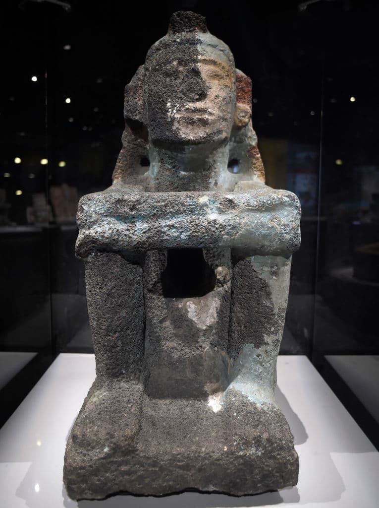 Enseguida, haremos otra ofrenda a las diosas aztecas Xochiquétzal y Tlazoltéotl. La primera es la diosa del amor y la belleza, así como las artes y el placer amoroso. La segunda es la diosa de la sexualidad y los encuentros de amor.