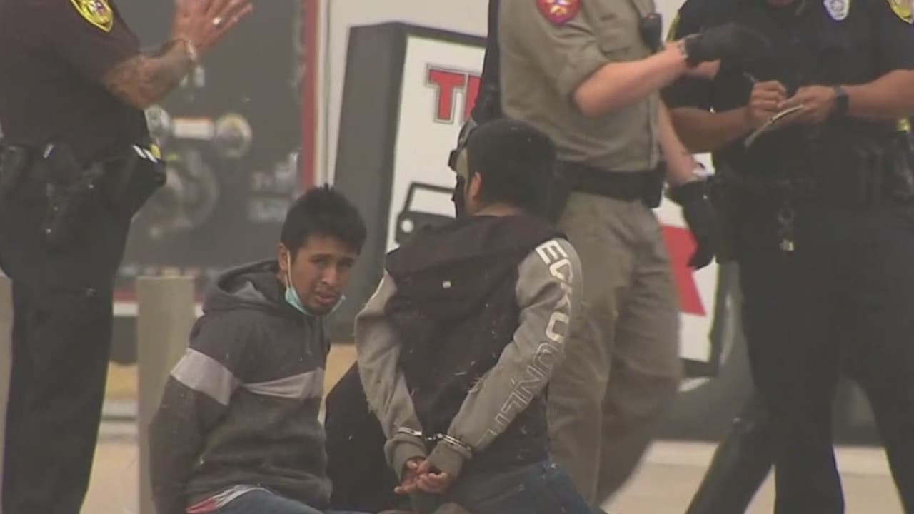 Las autoridades locales y estatales detuvieron a ocho personas luego de una persecución de un vehículo que provocó un accidente en el sur del condado de Bexar.