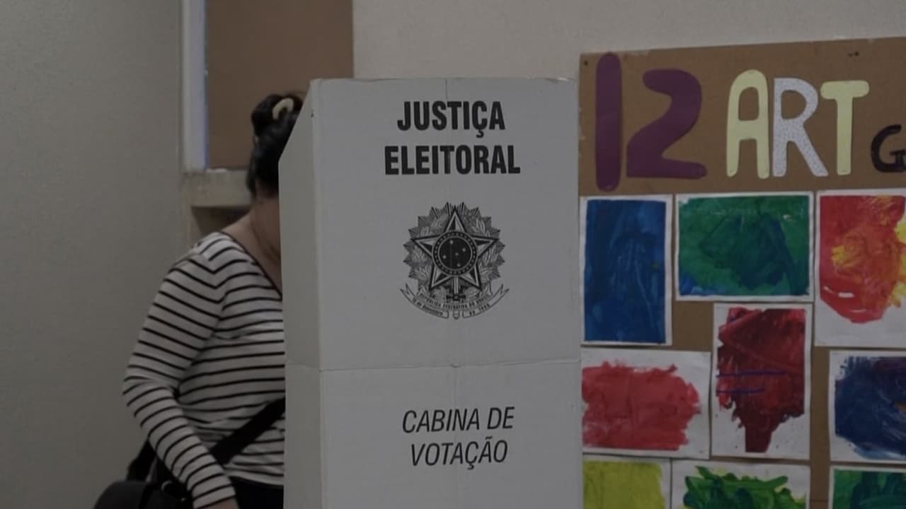 Brasil amplía horario de votación en medio de denuncias y retrasos electorales