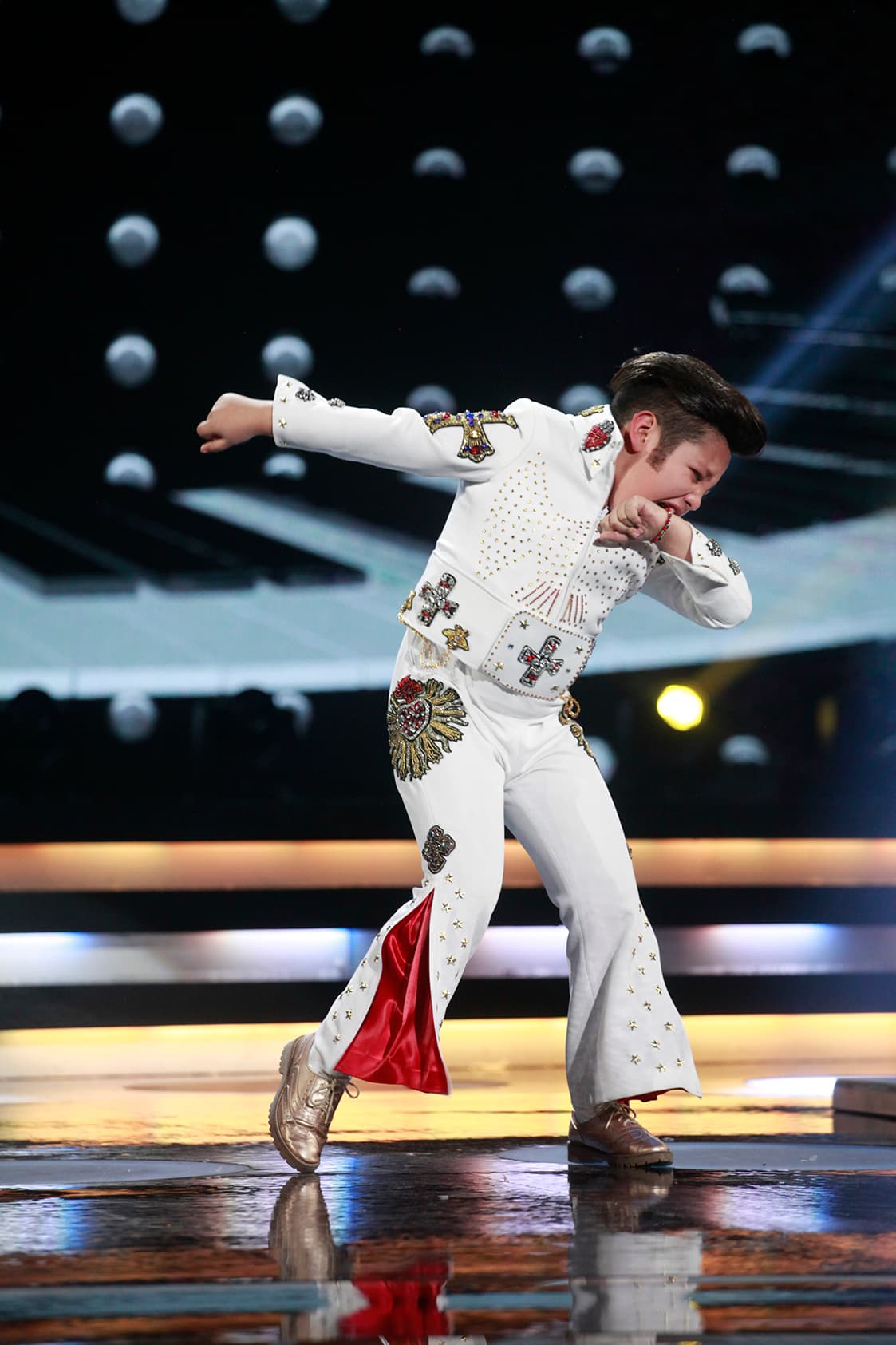 La cadera, los gestos y la fuerza de sus pasos hicieron que Tadeo arrancara los aplausos de quienes presenciaron su número.