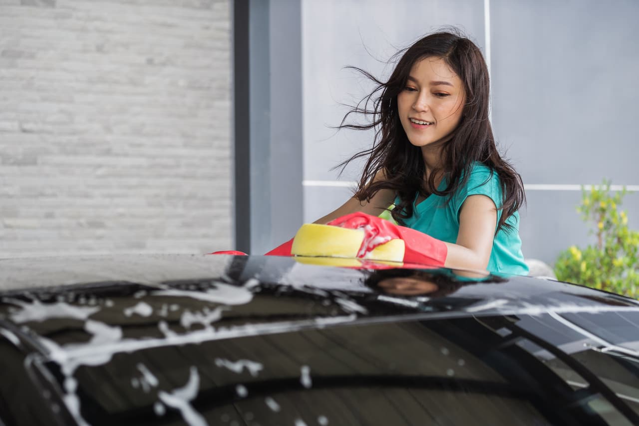 <b>Empezar a limpiar de manera aleatoria. </b>Las personas a menudo comienzan a limpiar aquellas partes del carro que les son más convenientes, como el capó o las puertas. Pero si dejas el techo para el final, no importa qué tan bien lo hayas hecho con el resto del carro, toda esa suciedad en el techo cuando se derrama también arruina tu arduo trabajo. Lo mejor es seguir siempre el mismo patrón de limpieza, de arriba hacia abajo, empezando por el techo.