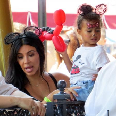 “También tiene dos hijas que ya tienen mucho dinero. Estos dos hechos son importantes al mirar lo que ella ha ELEGIDO anunciar”, publicó y la tildó de "codiciosa".