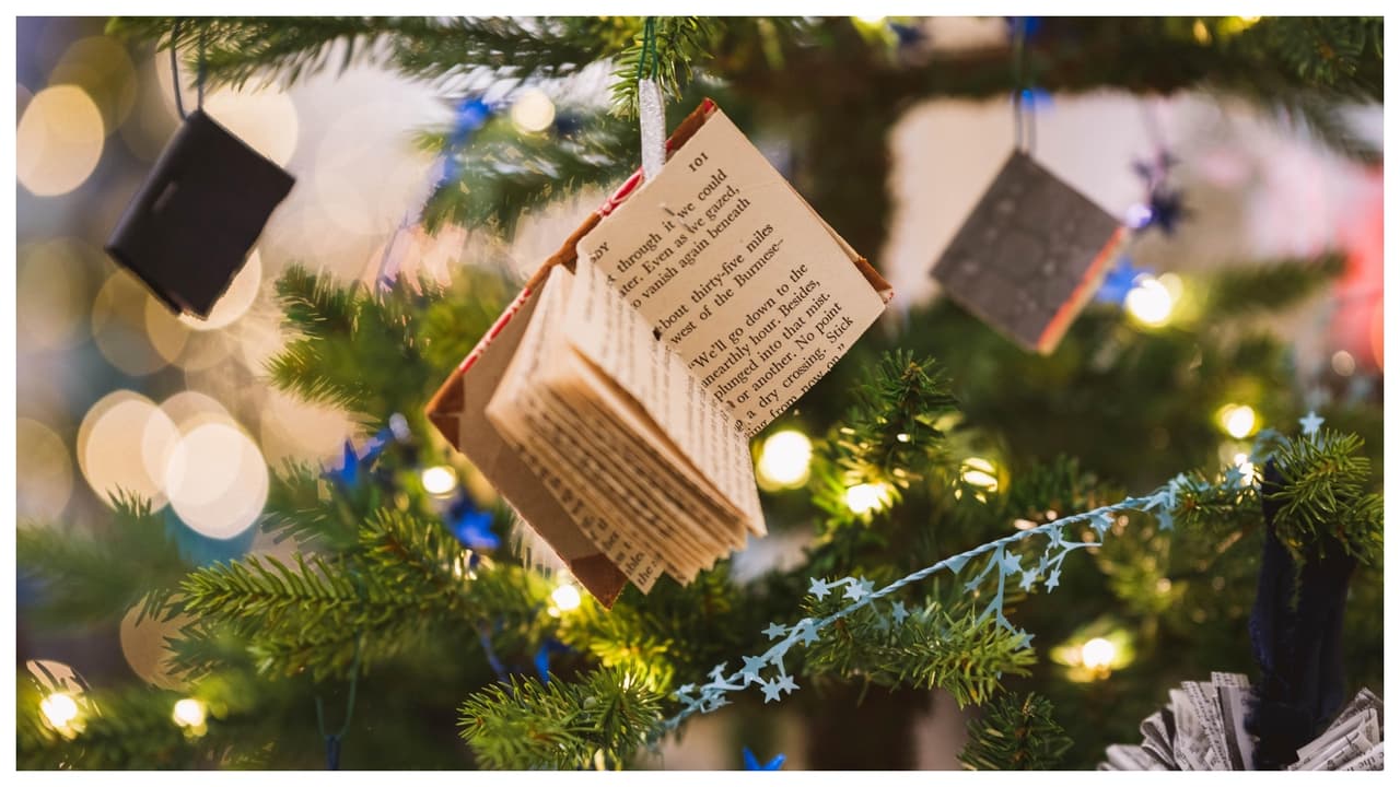 La NFPA advierte que más de dos de cada cinco incendios en el hogar ocurren debido a que las decoraciones navideñas se colocan 
<b>demasiado cerca de una fuente de calor,</b> por eso presta atención a qué coss colocas cerca de las luces y velas de la época. 
<br>