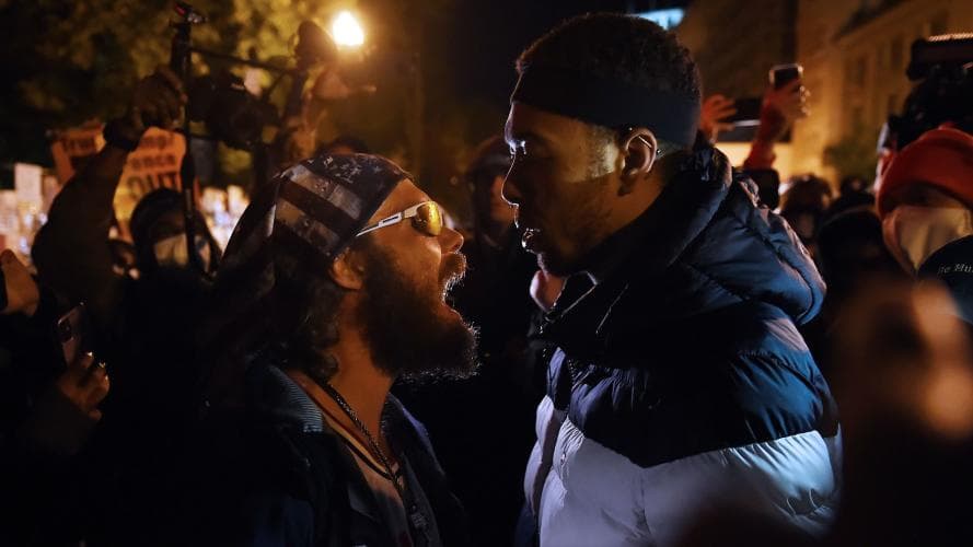 Manifestantes pro-Trump y anti-Trump cerca de la Casa Blanca. Unos piden que se pare el proceso de conteo y otros que se cuente hasta el último voto legal.