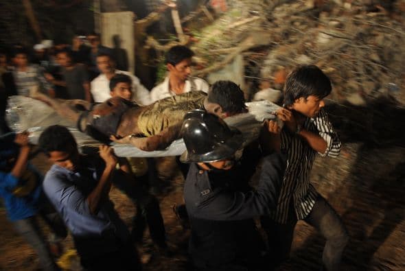"Veintisiete personas murieron, incluyendo siete mujeres y nueves niños", cuando un edificio de siete pisos se vino abajo, declaró un policía que pidió el anonimato.