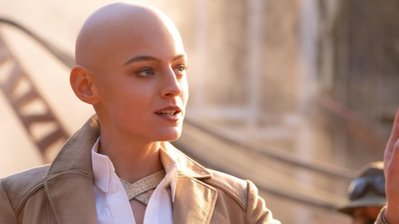 Emma Corrin es Cassandra Nova.