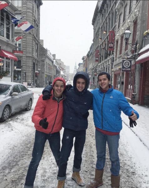 Los gemelos que Santamarina tuvo con la actriz Itatí Cantoral también han adoptado como su hermano a Sebastián, hijo de Mayrin y el actor Jorge Poza.