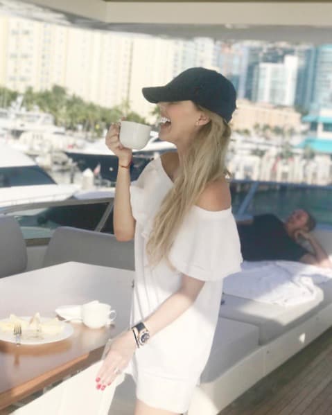 Aunque 'El Sol' ha sido muy discreto con este noviazgo, no pasa lo mismo con Denisse y para muestra esta imagen.