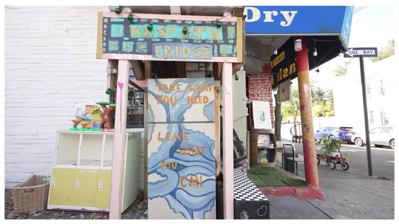 Entre los ‘donativos’ que ha recibido, está una 
<b>refrigeradora comunitaria.</b> Justo en la entrada del apartamento. Todo el que pasa puede poner o tomar ropa de ahí.