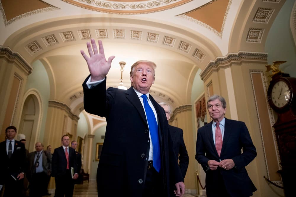 Trump se queja de que Puerto Rico recibe demasiadas ayudas para su recuperación de los huracanes