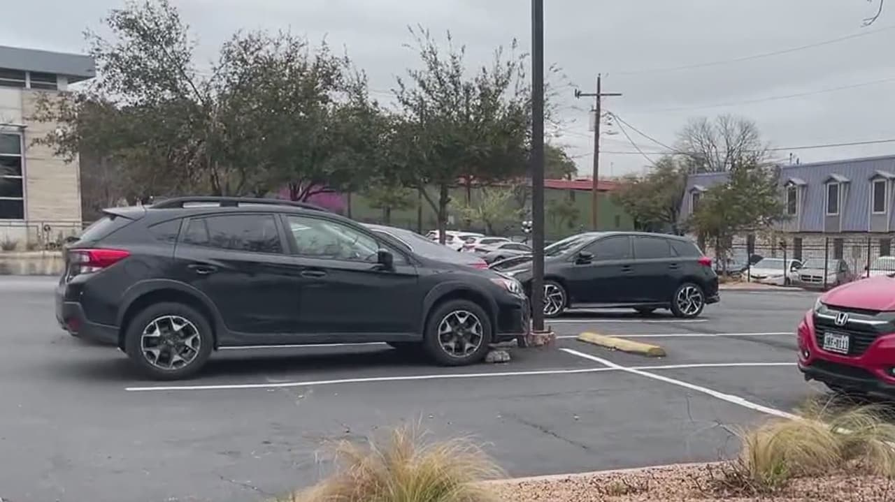 Tras la muerte de un niño de 11 años, quien fue atropellado en el estacionamiento de una escuela de San Marcos, un accidente más común de lo que piensas, por eso te decimos qué medidas debes seguir al conducir o bajar del auto en estos sitios.