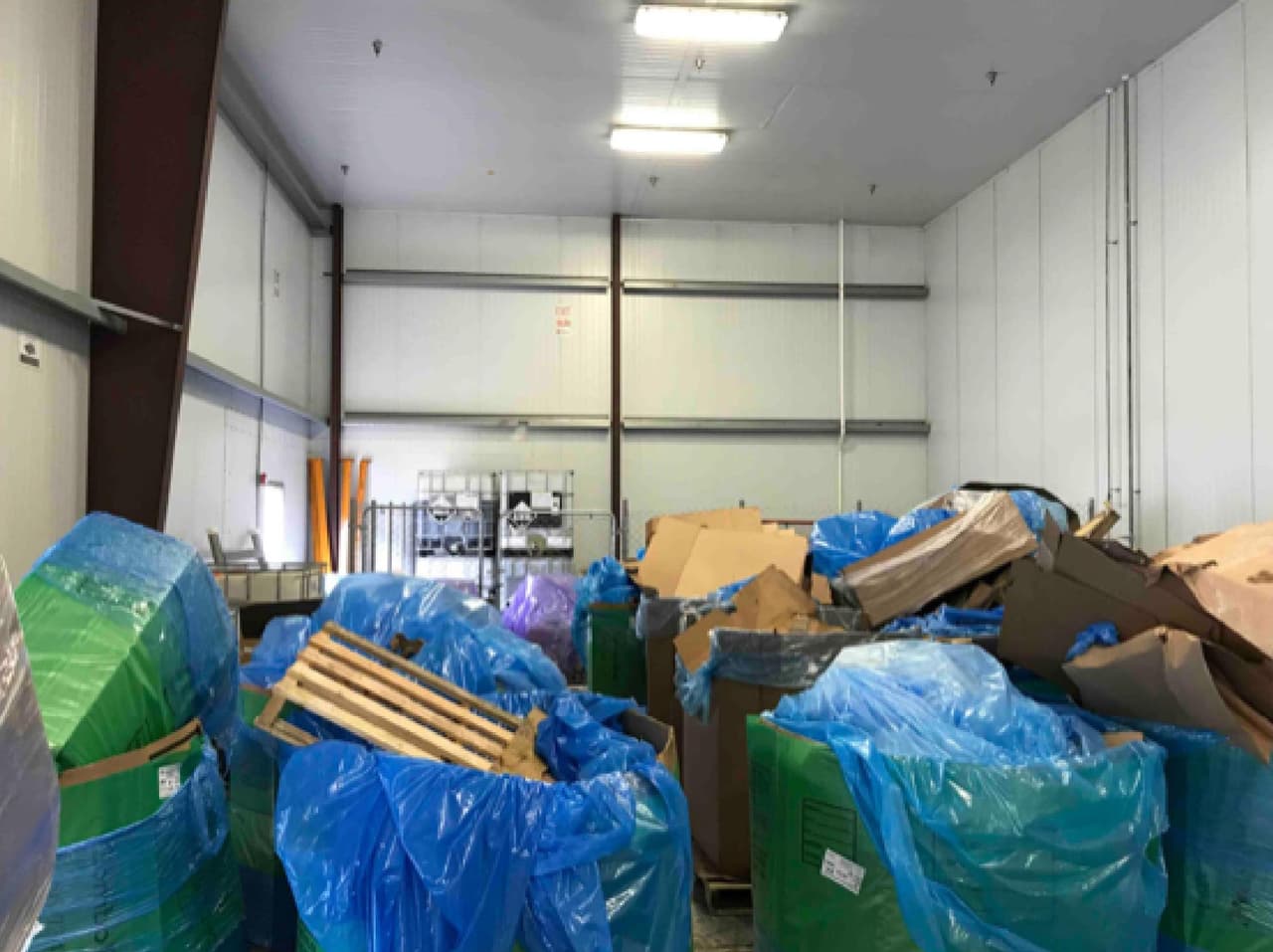 Contenedores de basuras obstruían el paso hacia las salidas.