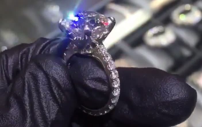 El anillito costó nada más y nada menos que 325 mil dólares, ¿qué tal?