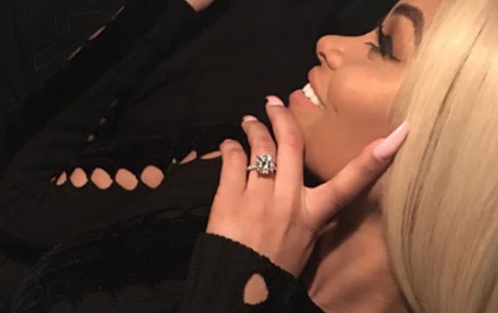 Así luce en la mano de la futura novia. ¡Tremenda roca!