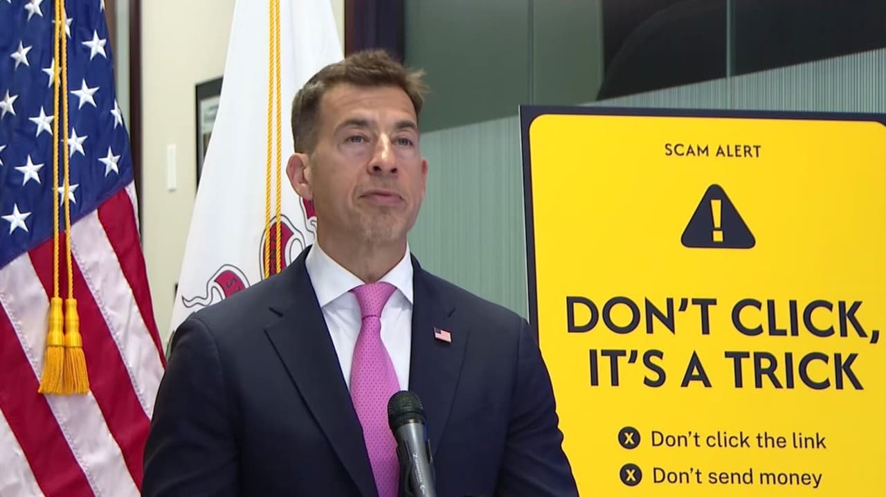 Secretario de estado advierte a residentes sobre multas fraudulentas enviadas por mensaje de texto