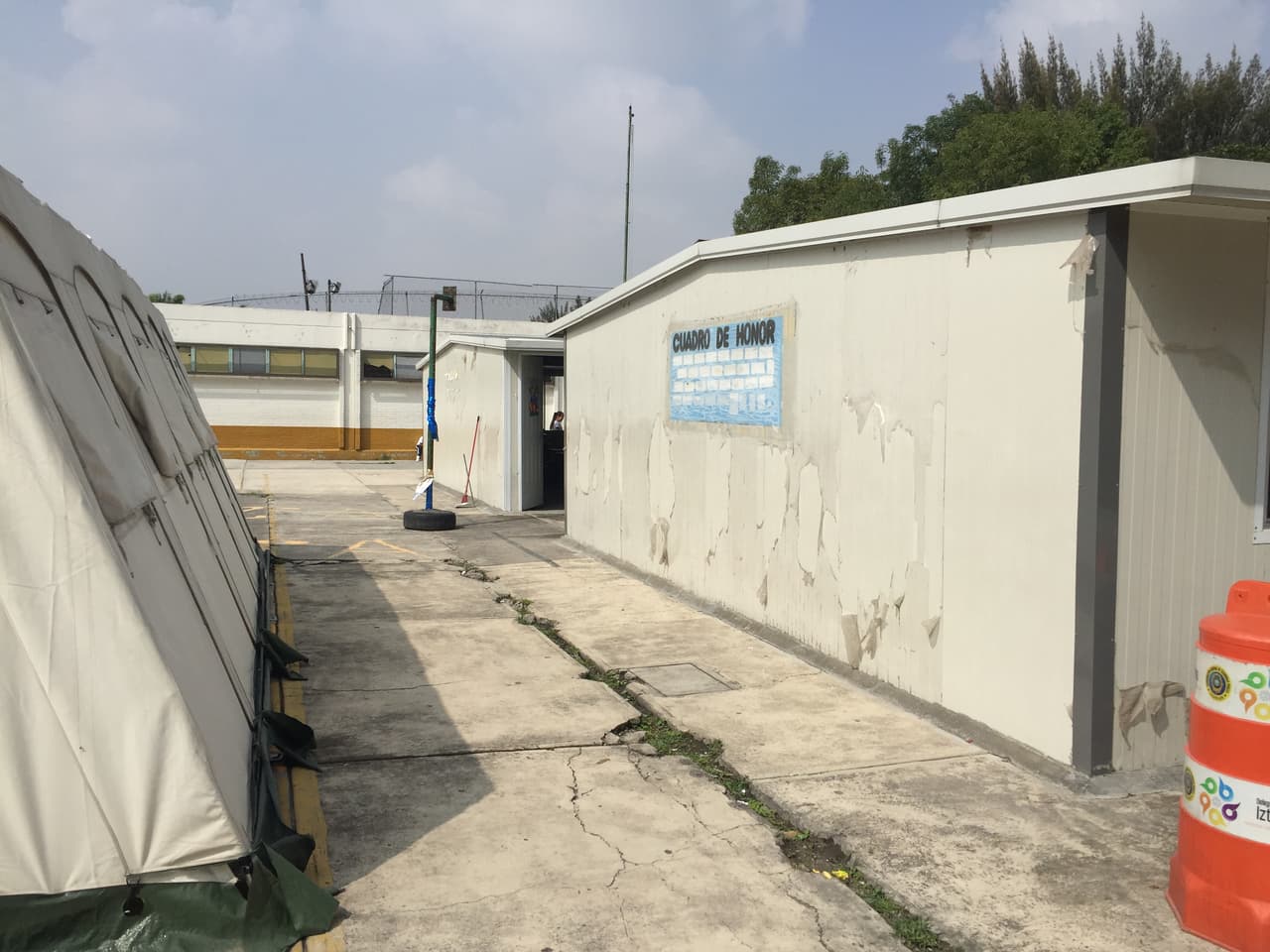 Los alumnos de la escuela José Palomares toman clases en estas aulas prefabricadas.