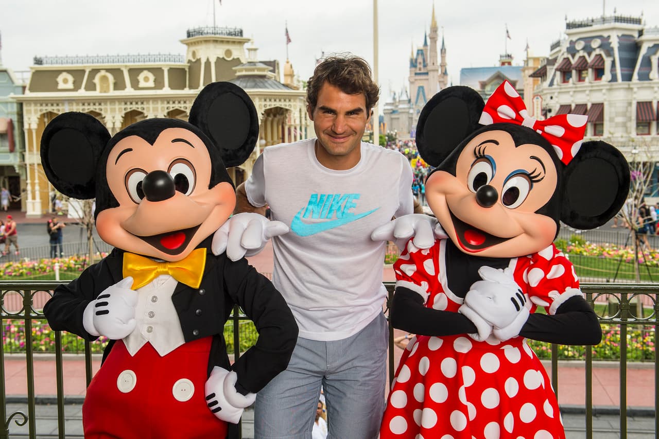 Otra de las figuras del deporte mundial, el tenista suizo Roger Federer, visitó Disney World y allí conoció a Mickey y Minnie Mouse.