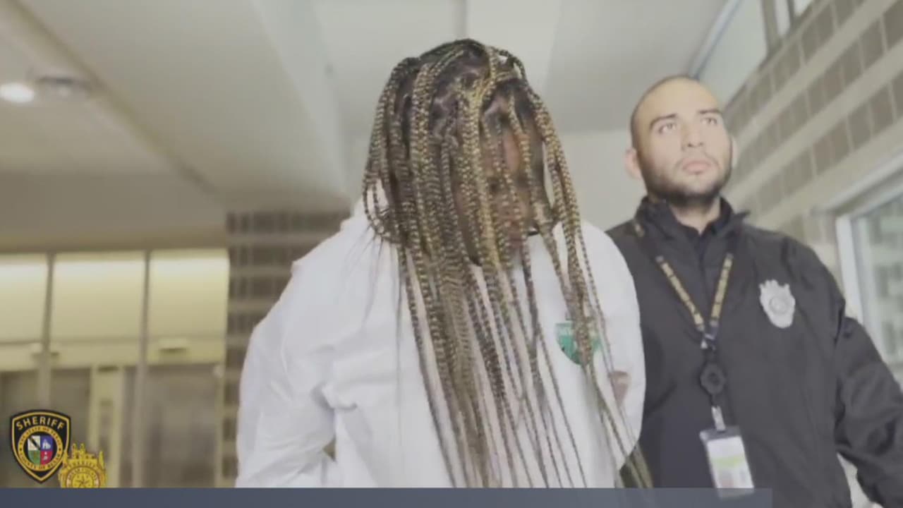 Arrestan a mujer sospechosa de doble homicidio en Mansions Bluffs; buscan a su hijo