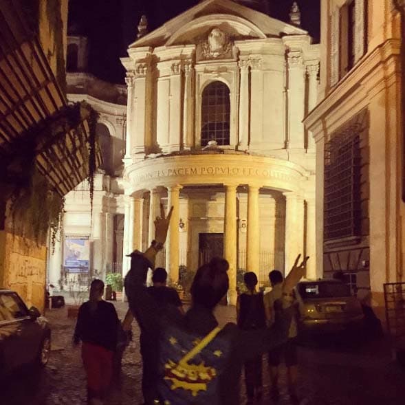 Mucha diversión por las calles de Roma.