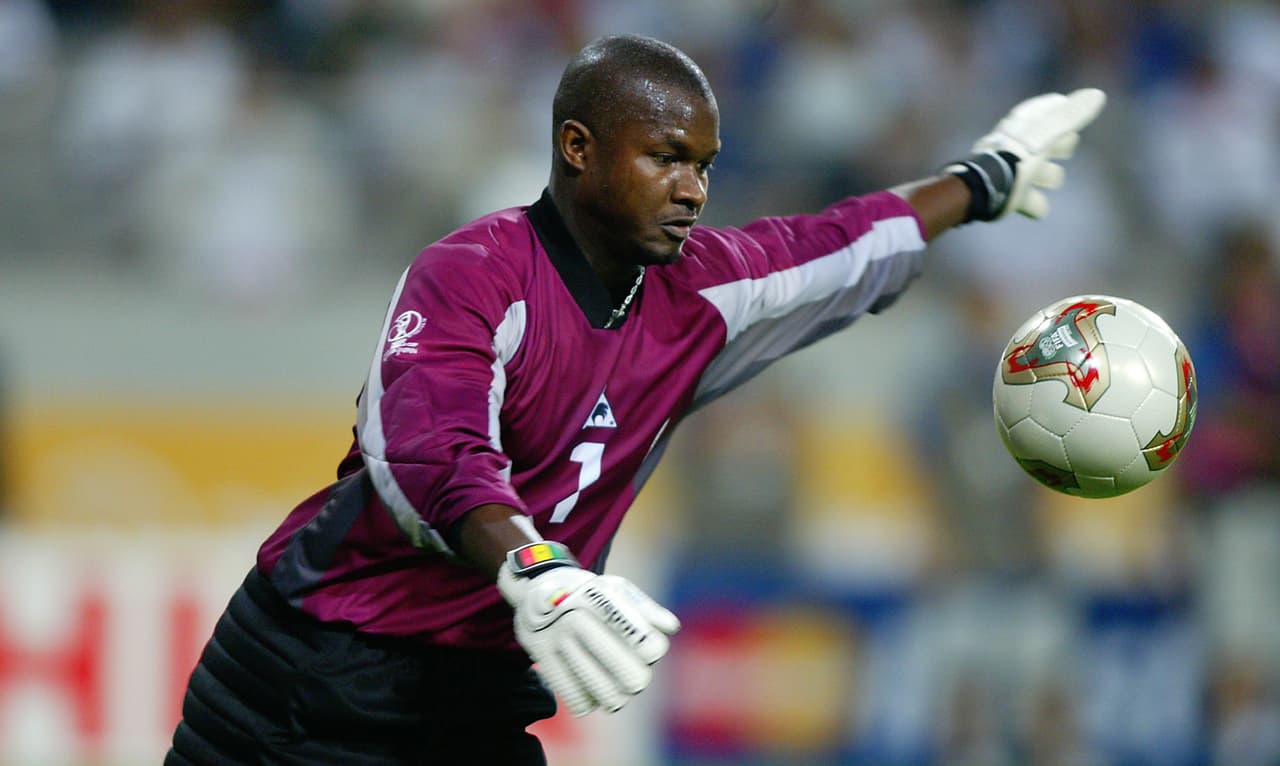 Supuestamente, Sylva recibió una pomada o ungüento especial que frotaba en sus porterías para evitar que le metieran un gol. ¿Y qué crees? ¡Funcionó! Porque estuvo cerca de 450 minutos deteniendo balones. ¿No querría ese brujo vender su cremita?