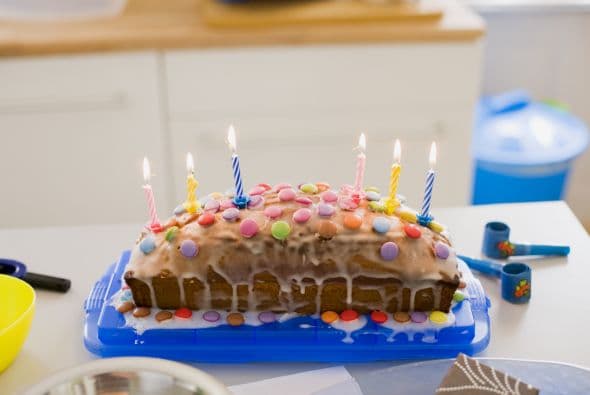 ¿El pastel? Puedes comprarlo o utilizar las mezclas que venden en el supermercado para prepararlo.