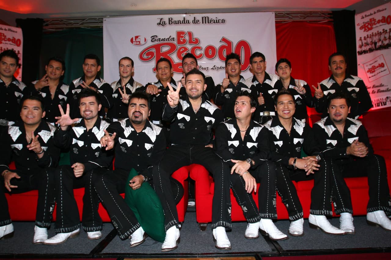 Noé Obeso Félix (el segundo de izquierda a derecha en la primera fila) se integra a Banda El Recodo, pero su estadía fue bastante corta.