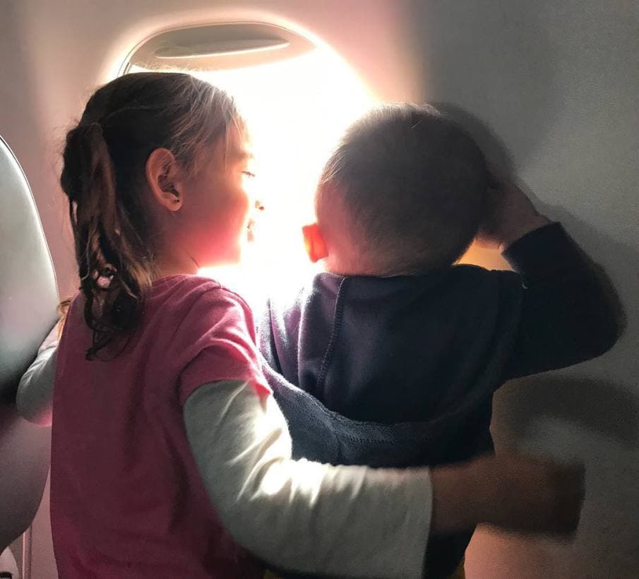 Los hermanitos Tacher tuvieron un fantástico verano en compañía de sus padres, pero las vacaciones terminaron y llegó el momento de trasladar la diversión al colegio.