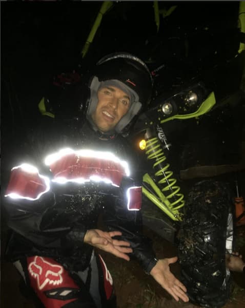 Tuvieron que detener su aventura por unos momentos: "Y por atascado tuvimos una parada técnica. La roca fue más fuerte que la varilla #offRoadChetumal #livetoride", escribió el galán en Instagram.