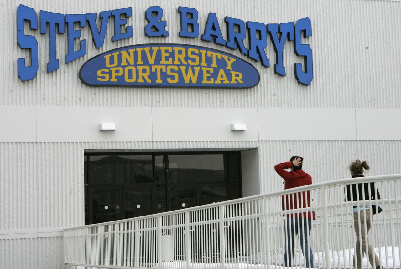<b>Steve & Barry's</b> cerró sus tiendas en la cuales vendía ropa y zapatos casuales, entre otros, en el 2009.