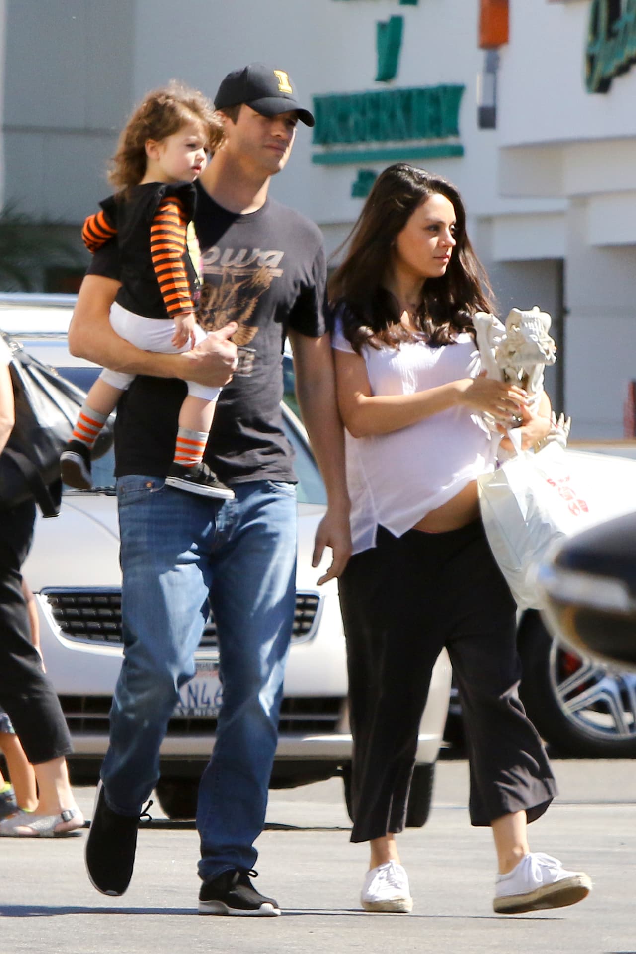 A Mila se le levantó la blusa y pudimos ver su barriguita.