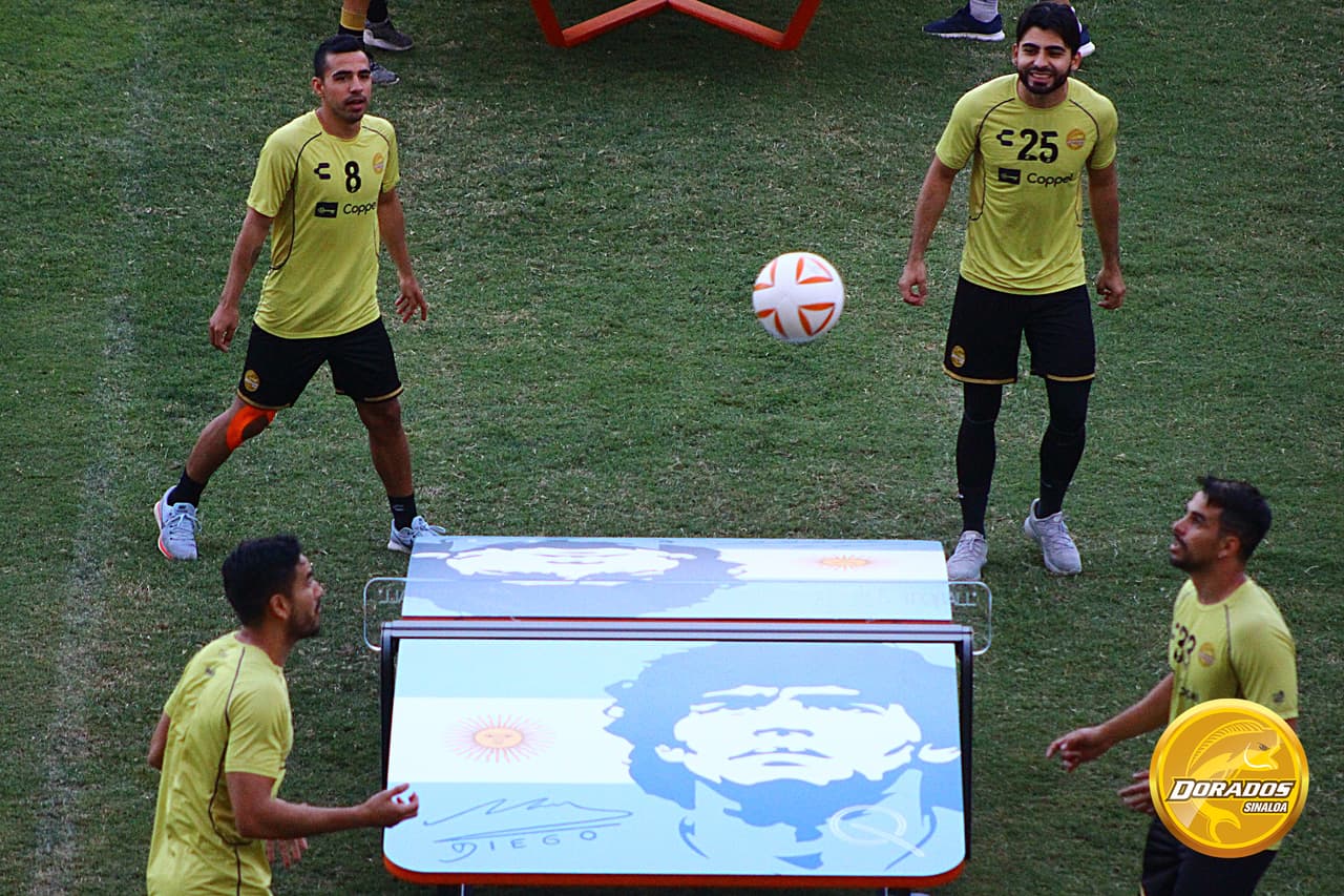 Maradona compartió con sus entonces dirigidos el regalo y todos se divirtieron en los entrenamientos.