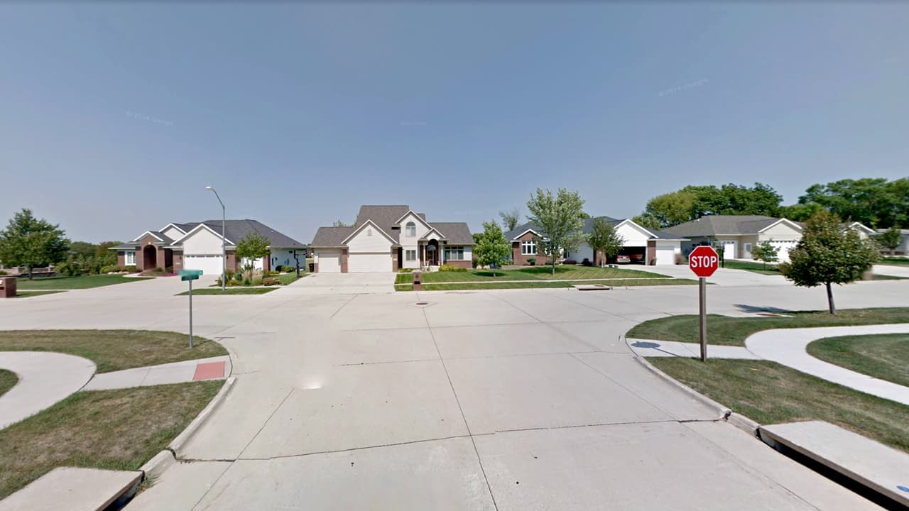 <b>Iowa: Cedar Falls. – Obtuvo 61.59 de 100 puntos dentro de las mejores ciudades de clase media para vivir</b>. Es una ciudad en el condado de Black Hawk y es la sede de la Universidad del Norte de Iowa. La delincuencia tiene bajos niveles y existen parques y campos de golf, así como restaurantes y centros comerciales para pasar en familia. 
<br>