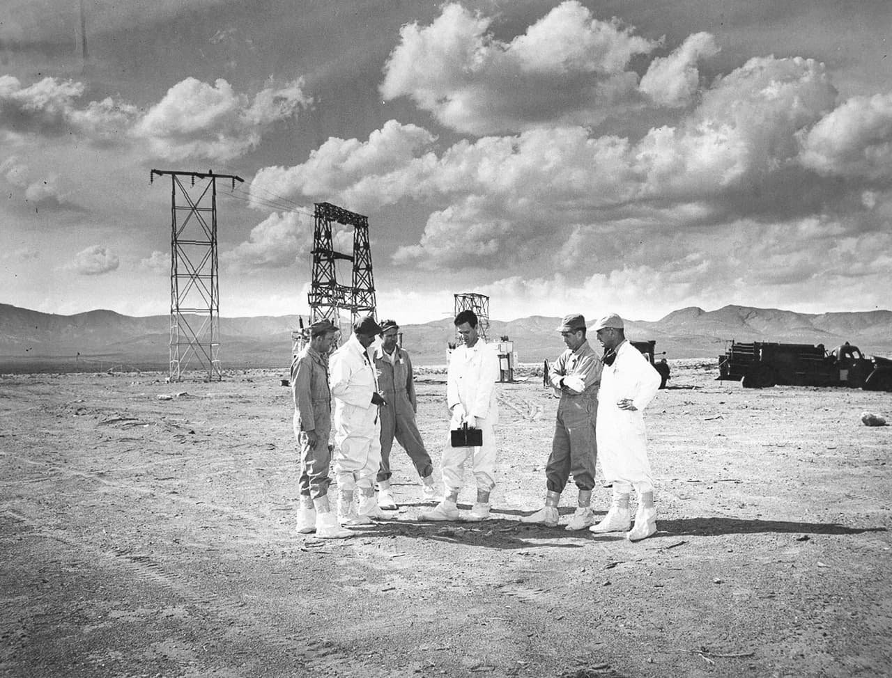 Un equipo hace un reconocimiento radiológico luego de la prueba ‘Apple-2’, un explosivo de 29 kt detonado el 5 de mayo de 1955.