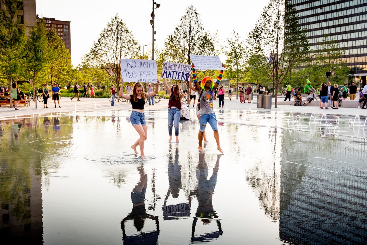 MARTES 19 DE JULIO. 7:18 PM. La plaza de Public Square casi vacía luego de que sirviera como el punto de las protestas durante todo el día. Apenas algunos manifestantes se mantienen en este espacio.
