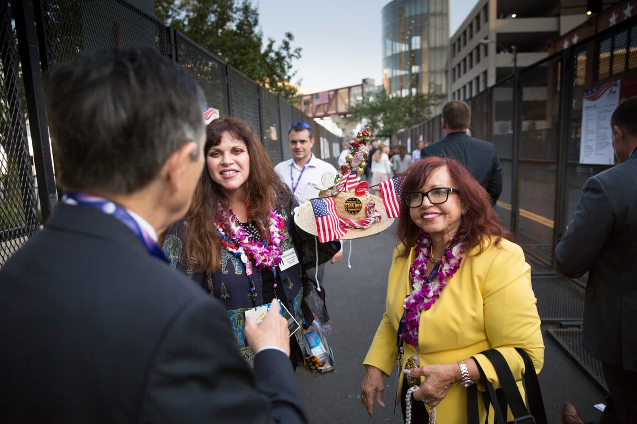 MARTES 19 DE JULIO. 7:29 PM. Algunos delegados ya celebran la nominación de Donald Trump como candidato presidencial del partido republicano a las afueras de la convención. Adentro todavía siguen contando los votos.