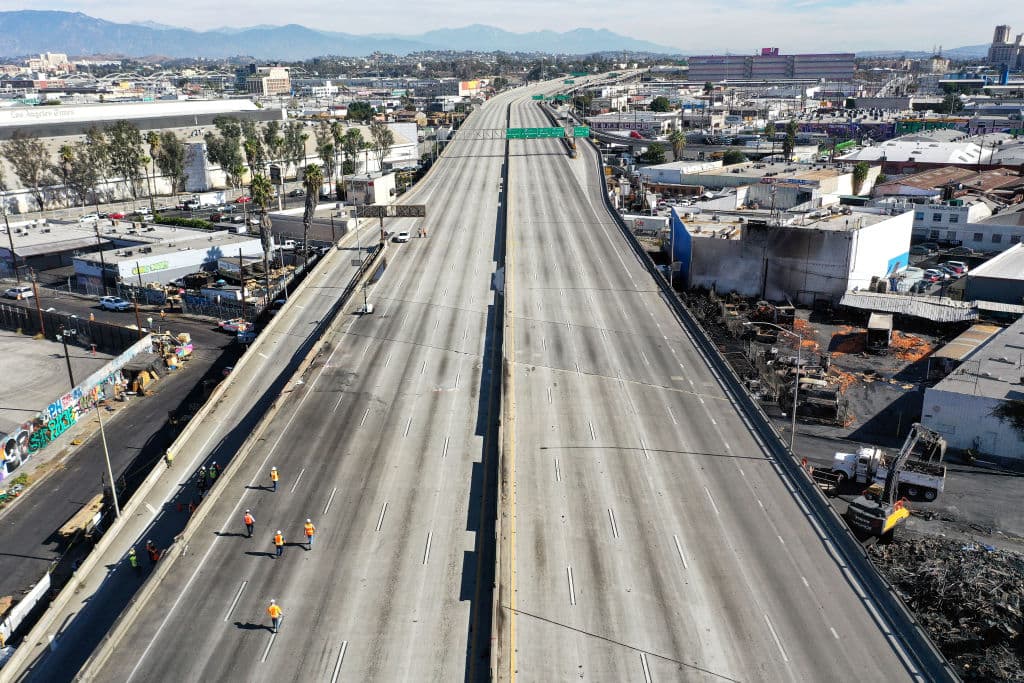 De inmediato se cerró el tramo de la autopista 10, 
<b>entre la calle Alameda y la avenida Santa Fe,</b> afectando las conexiones con la I-5 y las autopistas 60 (Pomona) y 101 (Hollywood).
