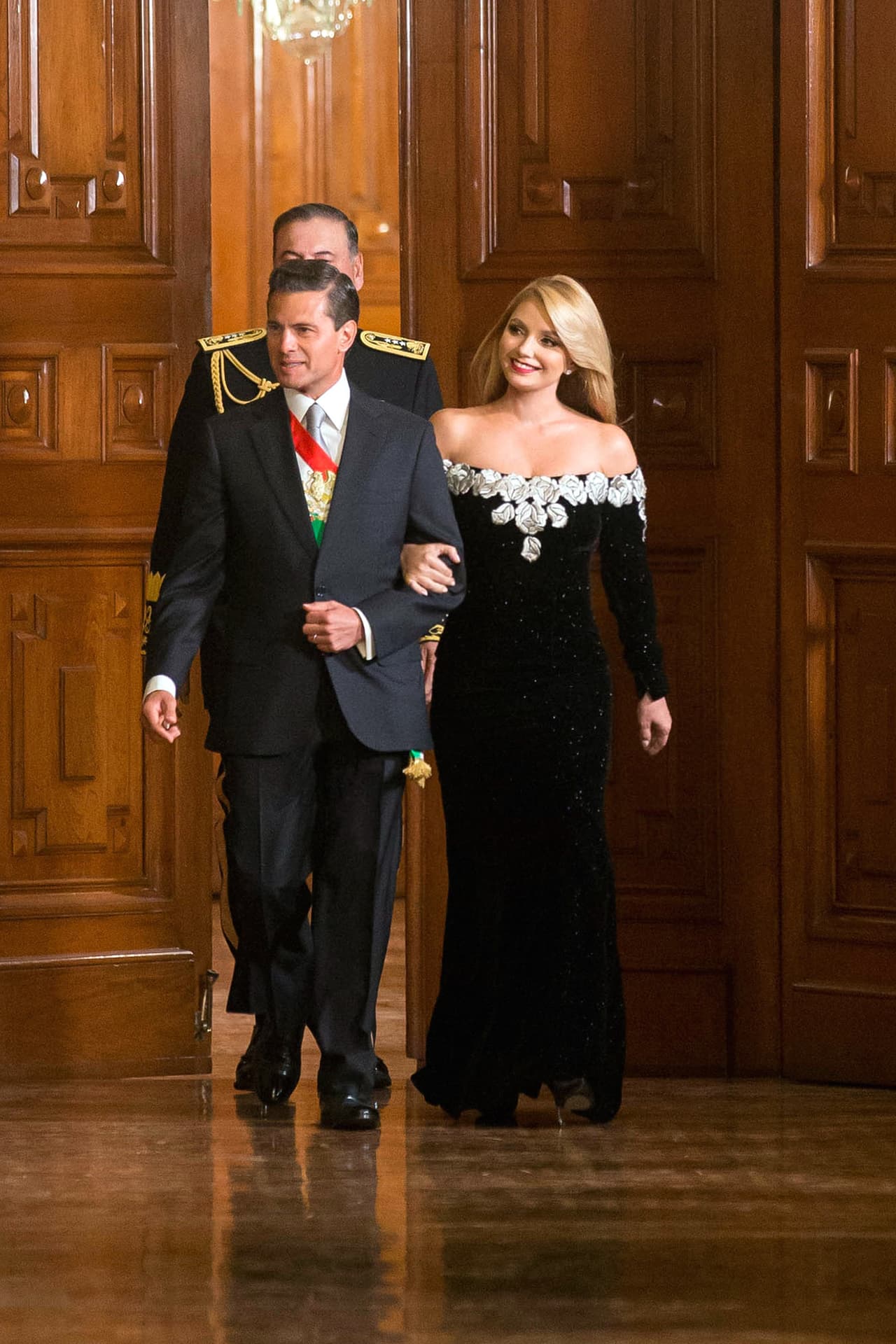 Desde 2016 el costo de los vestidos de Angélica Rivera dejaron de darse a conocer por las críticas que recibió en años anteriores.