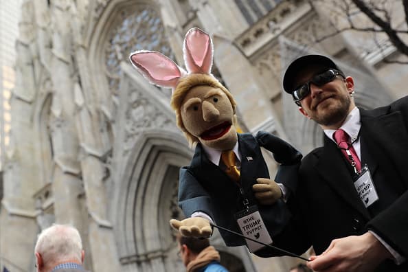 El republicano fue "paseado" de distintas formas.