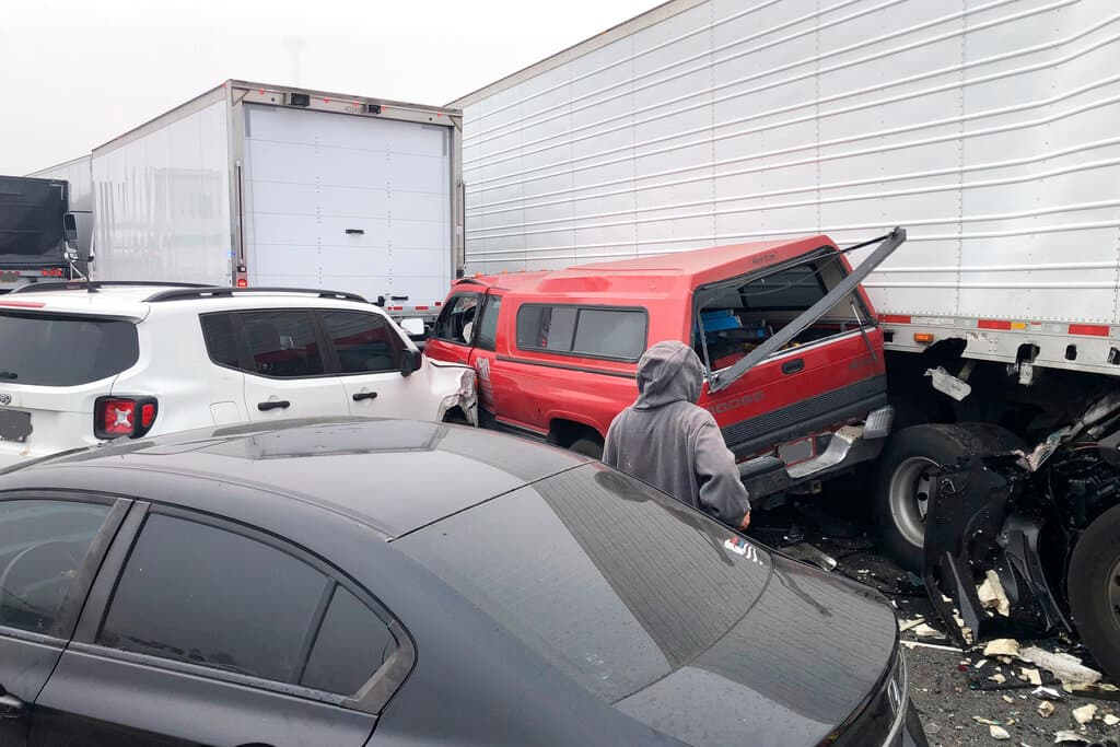 Una persona murió en el choque, que ocurrió en los carriles en dirección sur de la autopista al norte de Eugene, Oregon, informó la Policía Estatal de Oregon a la cadena KOIN-TV.