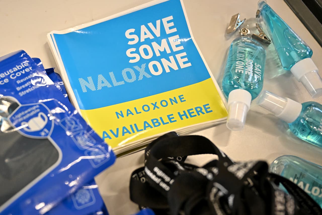 <b>La naloxona o el narcan “revierten rápidamente una sobredosis al bloquear los efectos de los opioides. </b>Puede restablecer en 2 a 3 minutos la respiración normal de una persona cuya respiración disminuyó, o hasta se detuvo, como resultado de una sobredosis de opioides”, informan los CDC. El suministro “podría requerir más de una dosis de naloxona en el caso de opioides más fuertes como el fentanilo”.