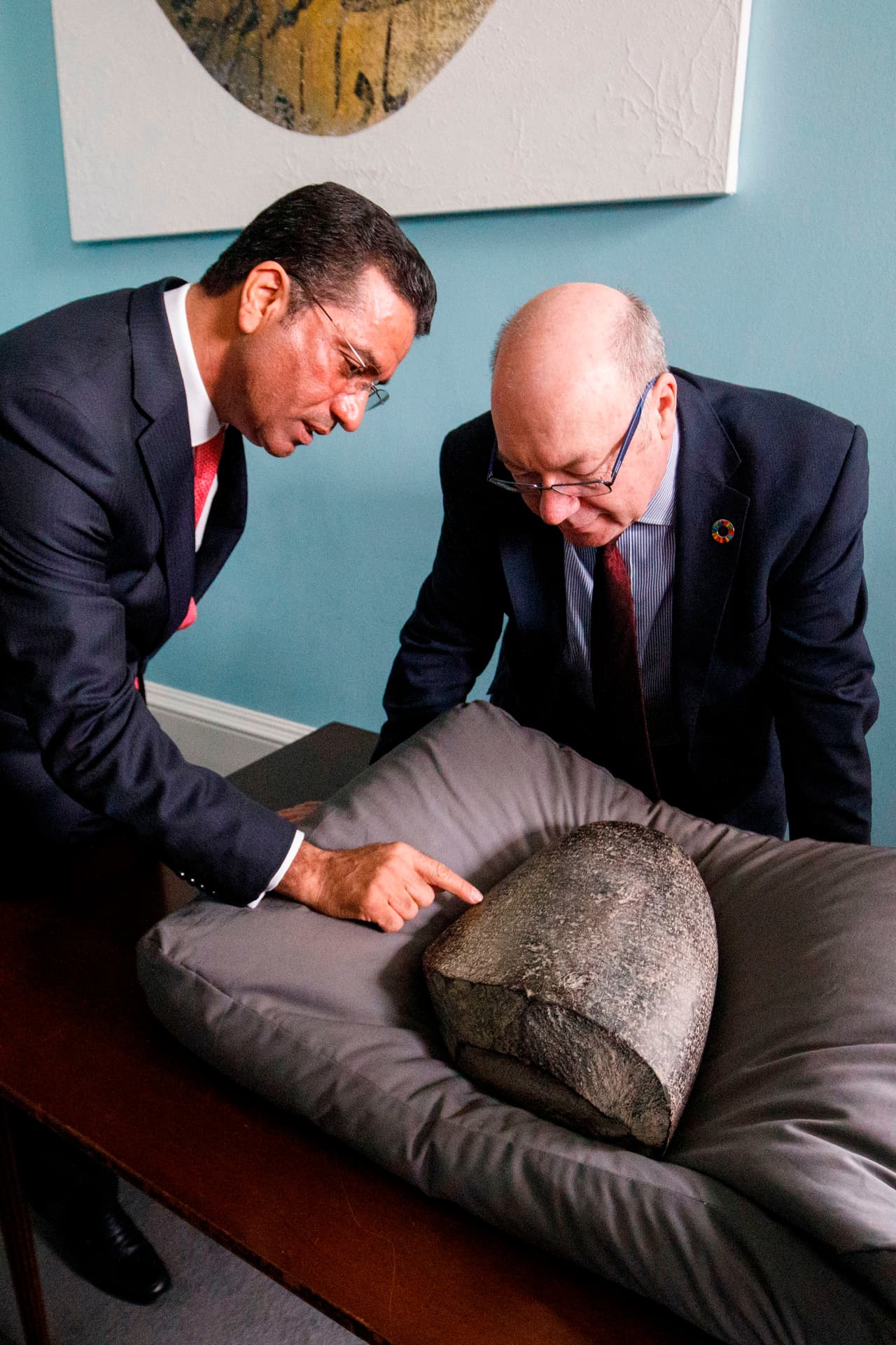 El jefe del Museo Británico, Hartwig Fischer (a la derecha en la fotografía), entregó el invaluable trabajo al embajador iraquí, Salih Husain Ali, luego de que expertos del museo verificaron su procedencia.