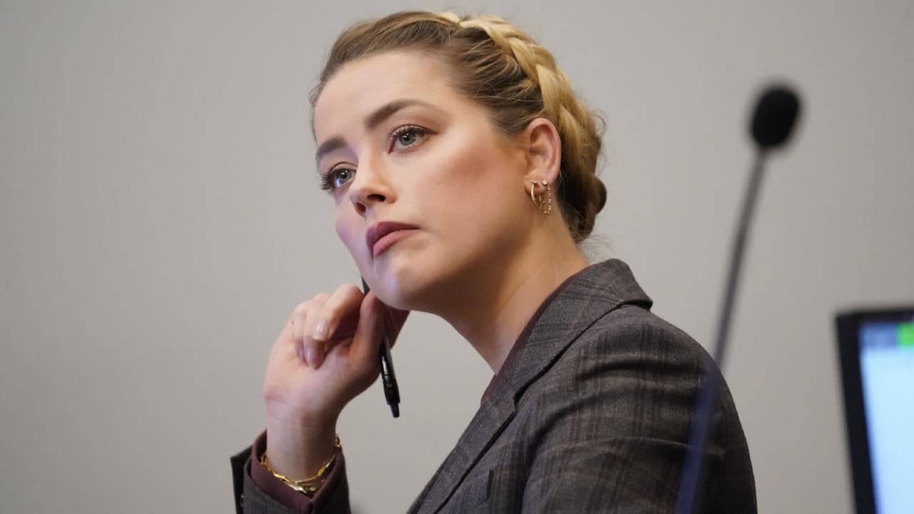 Ese día la actriz reaccionó con un comunicado en sus redes sociales: "
<b><a href="https://www.univision.com/famosos/verdicto-johnny-depp-juicio-amber-heard-reacciones">Estoy aún más decepcionada</a> </b>con lo que significa este veredicto para otras mujeres".
<br>